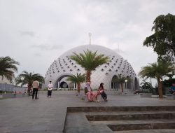 Ngabuburit, Halaman Masjid Kubah Timah Jadi Tempat Favorit Masyarakat