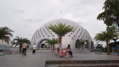 Ngabuburit, Halaman Masjid Kubah Timah Jadi Tempat Favorit Masyarakat