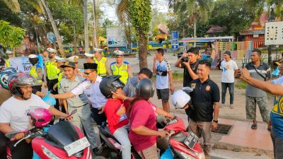 Jasa Raharja Babel dan Satlantas Polres Beltim Bagikan Takjil hingga Helm kepada Masyarakat