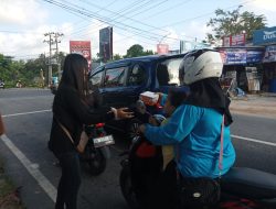 Jaga Harmoni Beragama, Siswa-siswi Buddhis Bagikan Takjil bagi Pengendara