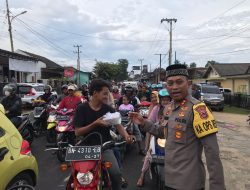 Polres Basel Bagikan 350 Paket Takjil ke Pengguna Jalan di Kawasan Tugu Nanas Toboali
