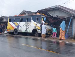 Hilang Kendali, Bus Damri Toboali – Pangkalpinang Tabrak Rumah Warga