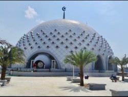 Salat Ied Pertama di Masjid Agung Kubah Timah, Mampu Tampung Dua Ribu Jemaah