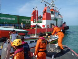 Tim Sar Gabungan Gunakan Kapal Tongkang Mudahkan Evakuasi Dua Kapal Kontainer yang Kandas