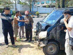 Tabrak Minibus di Traffic Light Mentok, Mobil Pick Up Terpental lalu Hantam Toko Warga