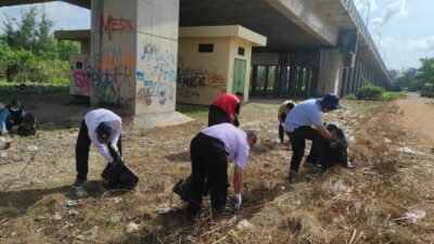 DLH Babel Beri Apresiasi Aksi Gerakan Bersih Pantai yang Diinisasi Laspela Creative di Pantai Kuala