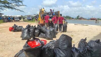 Hampir Tiga Ton Sampah Terkumpul dari Seribu Aksi Pelajar Gerakan Bersih Pantai di Pantai Kuala Air Anyir