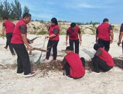 Peringati HUT Bhayangkara ke 78, Jajaran Polres Bangka Bersih-bersih Pantai di Jelitik
