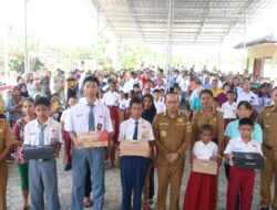 Algafry Bagikan Paket Peralatan Sekolah di Pedindang dan Kayu Besi