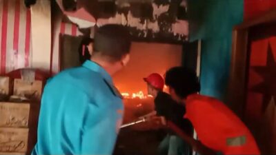 Kafe Black Jack di Toboali Ludes Dilalap Si Jago Merah, Dua Unit Damkar Diterjunkan Jinakkan Api