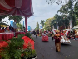 Peserta Pawai Karnaval di Kota Pangkalpinang Kenalkan Pakaian Adat Nusantara, Pj Gubernur: Puji Kreatifitas Peserta