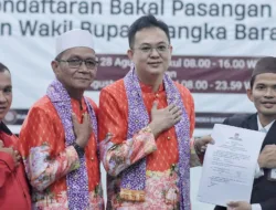 Kenakan Kemeja Merah, Markus dan Yus Daftar Pilbup ke KPU Babar