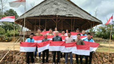 Gebyar Merah Putih, HIPMI dan BKPRMI Bangka Bagikan Bendera Merah Putih untuk Masyarakat Air Abik