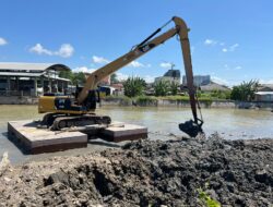 Upaya Tangani Banjir, Pemkot Pangkalpinang Keruk Sedimentasi Sungai Jembatan Nanas