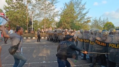 Jelang Pilkada Serentak, Ratusan Personel Polres Basel Baku Hantam dengan Massa Pendukung Balon Bupati