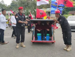 Kompak Gunakan Pakaian Warna Merah,  Mulkan-Ramadian Daftar ke KPU Bangka Naik Bentor