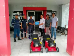 PT Timah Serahkan Dua Unit Mesin Potong Rumput ke Desa Pasir Putih