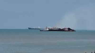 Tongkang Bermuatan Batubara Terbakar di Perairan Bangka Barat, Api Awalnya Terlihat di Belakang Kapal
