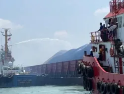 Tim Gabungan dan Nelayan Bantu Padamkan Api di Tongkang Batubara yang Terbakar di Perairan Mentok, Seluruh Kru Kapal Selamat