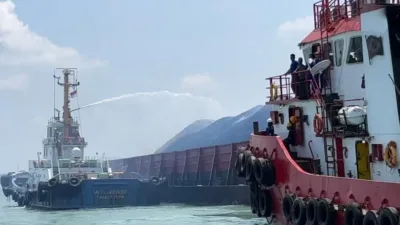 Tim Gabungan dan Nelayan Bantu Padamkan Api di Tongkang Batubara yang Terbakar di Perairan Mentok, Seluruh Kru Kapal Selamat