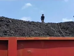 Terbakar Sejak 31 Agustus, Tongkang Berisi Ribuan Metrik Ton Batu Bara Masih Proses Pendinginan di Perairan Tanjung Ular