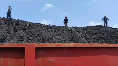 Terbakar Sejak 31 Agustus, Tongkang Berisi Ribuan Metrik Ton Batu Bara Masih Proses Pendinginan di Perairan Tanjung Ular