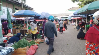 Usai Dibersihkan Bersama Pj Wali Kota, Pedagang Pasar Pagi Kini Terpantau Teratur dan Rapih