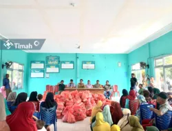 PT Timah Bantu Kebutuhan Pangan Warga Beriga, Serahkan Ratusan Paket Sembako
