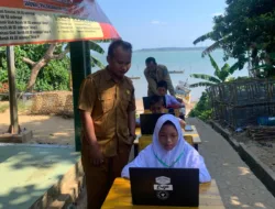 Susah Sinyal, Pelajar di Pulau Nangka Ikuti ANBK dari Tepi Pantai