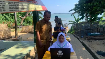Susah Sinyal, Pelajar di Pulau Nangka Ikuti ANBK dari Tepi Pantai