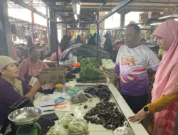 Dialog Langsung dengan Pedagang, Paslon Mandiri Blusukan ke Pasar Parittiga 