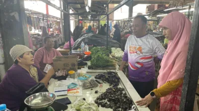 Dialog Langsung dengan Pedagang, Paslon Mandiri Blusukan ke Pasar Parittiga 