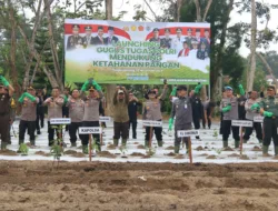 Dukung Program Ketahanan Pangan, Polda Babel dan Jajaran Tanam Ribuan Bibit