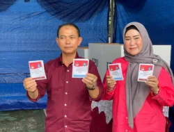 Mencoblos di TPS 008 Pemali, Mulkan dan Istri Kompak Pakai Baju Merah