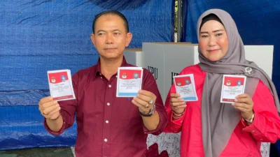 Mencoblos di TPS 008 Pemali, Mulkan dan Istri Kompak Pakai Baju Merah