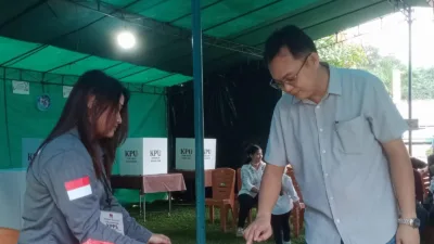 Nyoblos di TPS 04 Pelangas, Markus Optimis Masyarakat Bangka Barat akan Memilihnya