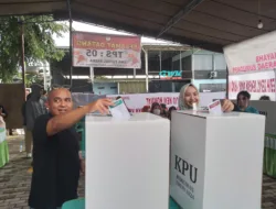 Molen Boyong Keluarga Nyoblos di TPS 005 Selindung, Optimis Bakal Menang Pilwako 2024