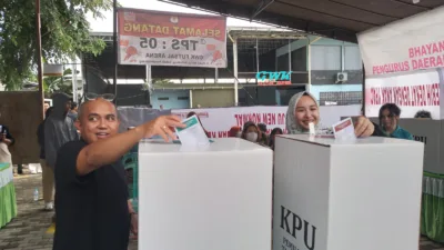 Molen Boyong Keluarga Nyoblos di TPS 005 Selindung, Optimis Bakal Menang Pilwako 2024