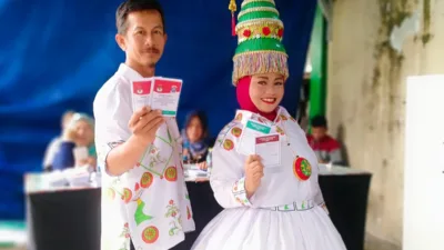 Datang Pakai Gaun Unik ke TPS, Tampilan Bunda Tudung Saji  Menyita Perhatian Masyarakat