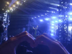 Keren Abis! Interaksi Tulus Hipnotis Ribuan Penonton Hajatan SOB di GOR Sahabuddin