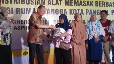 Sinergi dengan Kementerian ESDM, Bambang Patijaya Berikan 394 AML Gratis untuk Warga Pangkalpinang