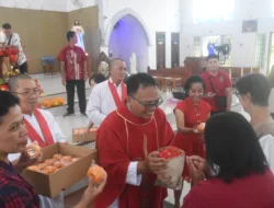 Perayaan Ekaristi Imlek, Pastor Paroki Bernadeth Ditemani Umat bagi Angpau dan Jeruk