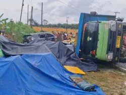 Truk Bermuatan Udang Vaname Terguling lalu Menimpa Minibus di Jalan Raya Simpang Gong