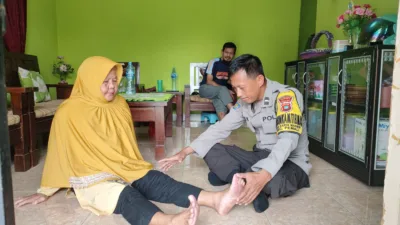 Tak Hanya Jaga Kamtibmas, Bhabinkamtibmas Ini Bantu Warga dengan Berikan Pengobatan Ruqiah