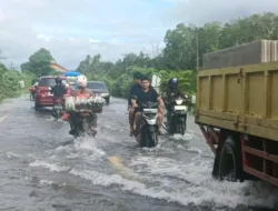 Tiga Titik Jalan Pangkalpinang-Sungailiat Digenangi Air, Beberapa Motor Mogok