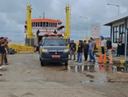 Tiba di Pelabuhan Tanjung Kalian, Jenazah Mantan Ketua DPRD Babel Disambut Pengurus PDIP Bangka Barat