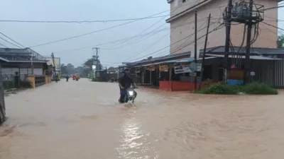 Kecamatan Parittiga Kembali Terendam Banjir, Sejumlah Pengendara Motor Nekat Terobos Banjir 