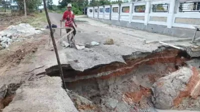 Ruas Jalan Penghubung Dua Desa di Parittiga Putus, Kades Menunggu PUPR Turun ke Lapangan