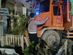 Diduga Rem Blong, Mobil Truk Bermuatan Mie Instan Tabrak Rumah Warga Mentok