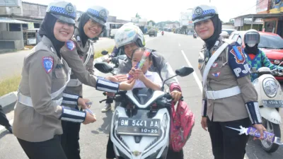 OKM 2025, Ditlantas Polda Babel Bagikan Coklat hingga Helm SNI